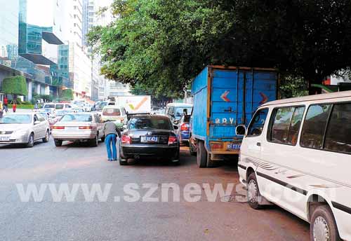 游客停车在游客中心路边车位遭威胁,这事儿得掰扯清楚 游客停车在游客中心路边车位遭威胁,这事儿得掰扯清楚